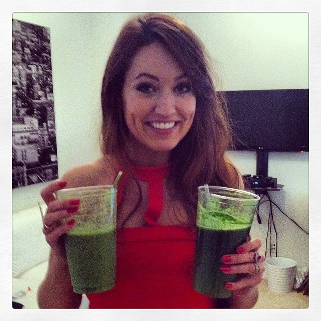 My kind of double fisted!! #moregreensplease #greenjuice #drinkyourgreens