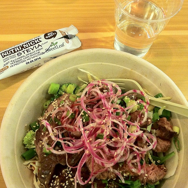 Super fit quick dinner at the MOOD mall – beef with shredded zucchini ‘noodles’ and a Swedish stevia bar! #Stockholm #dinner #healthyfood #stevia #wellness