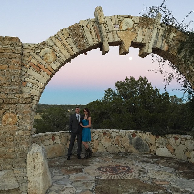 It’s all about the arch…and the #moon! #Texas #lovers #landscape